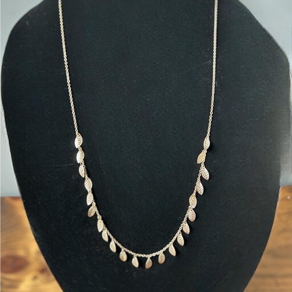 𝔾𝕆𝕃𝔻 𝕋𝕆ℕ𝔼 Garland Leaf Necklace - Picture 3 of 3